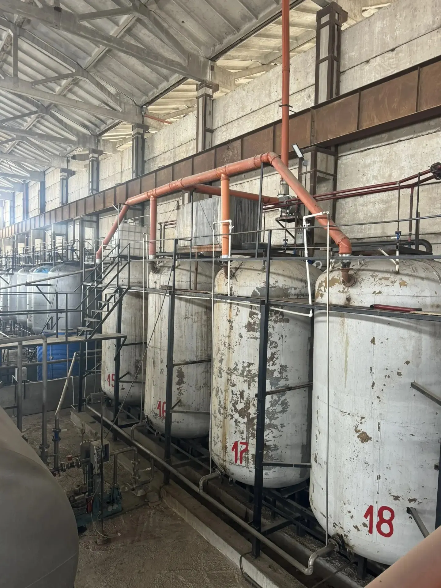 Vessels, pipework and service platforms in the hall