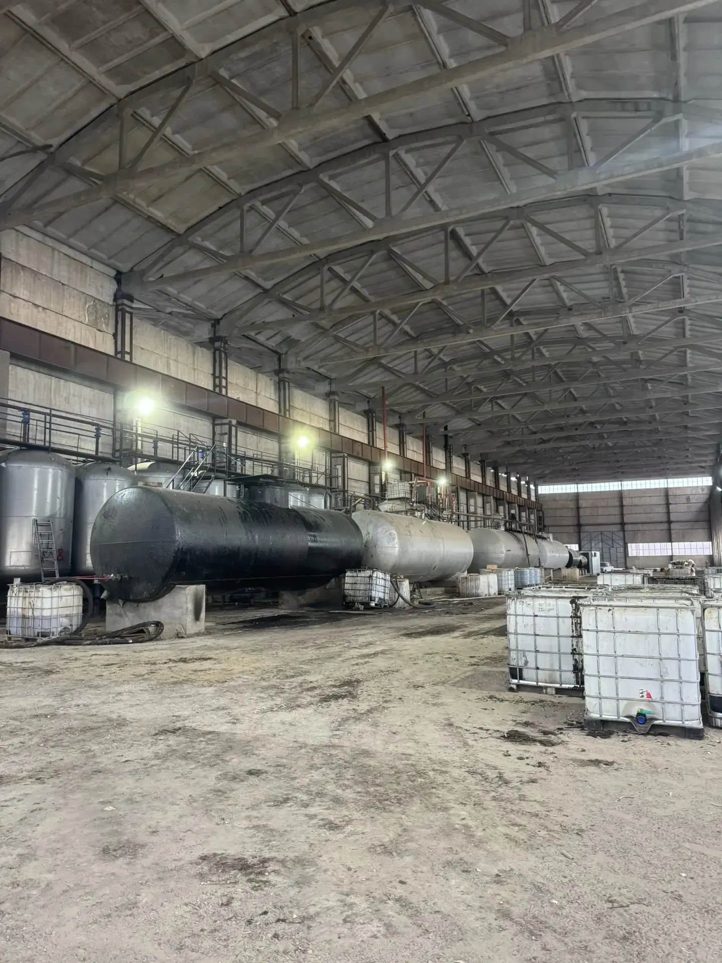 Production hall with storage vessels and IBC containers